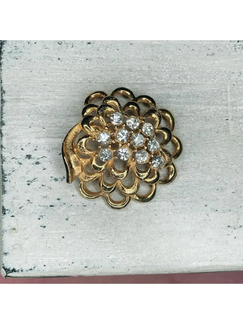 241. Goldtone Vintage Brooch Glass Bling